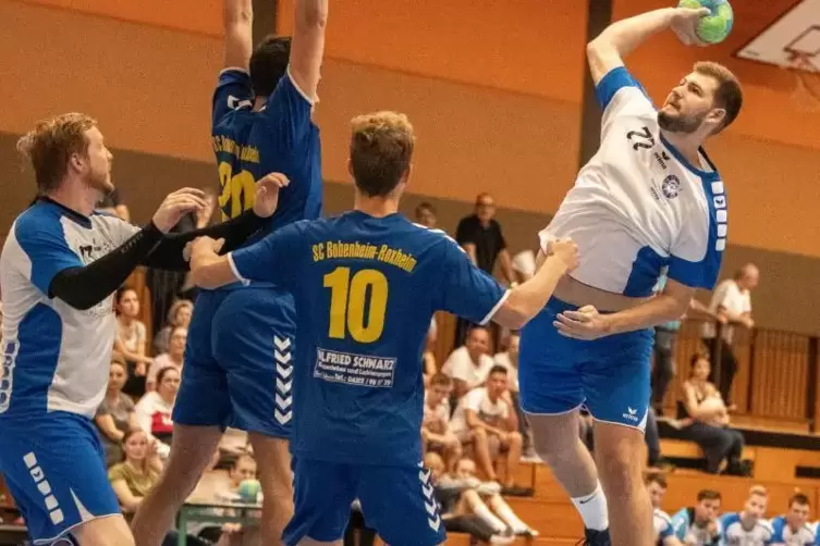 Treffsicher: Marc Kuhn (beim Wurf) traf siebenfach für die Handball-Region beim Sieg in Bobenheim-Roxheim.