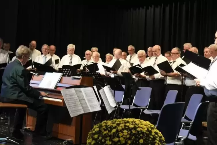 Männerchöre, Solisten und Musiker trafen beim gemeinsamen Konzert am Samstag ins Schwarze beziehungsweise in die Herzen des Publ