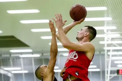 Überragend: Rückkehrer Waldemar Nap (im roten Trikot) feierte einen Einstand nach Maß beim Basketball-Landesligisten TV Kirchhei