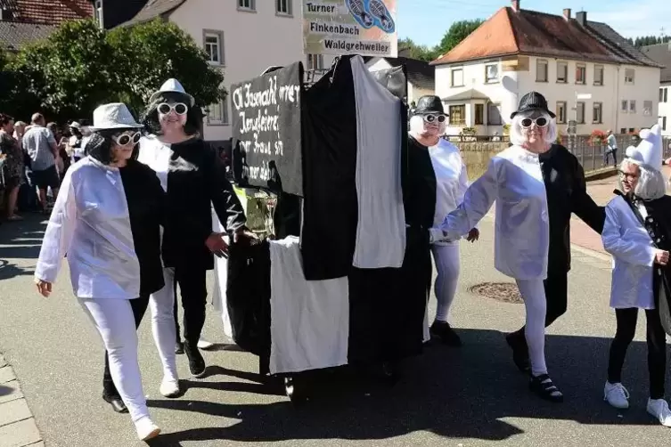 Die Turnerfrauen des TuS Finkenbach-Waldgrehweiler folgten ihrem Motto „Ob Fassenacht orrer Kerwefeier, mer Fraue sin immer dabe