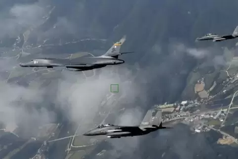 Greifen die USA nun Iran an? Unser Bild zeigt einen B-1B Bomber der US-Luftwaffe bei einer Übung, begleitet von zwei F-15K Kampf