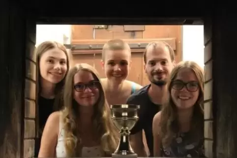 Die Macher mit dem „Gral“: (von links) Marlen Kugler, Judith Anstett, Anne Meier, David Müller und Sarah Klan. Es fehlt Michelle