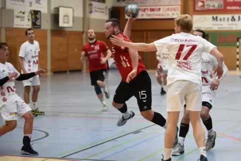 Der Offenbacher Fabian Grapp hat freie Bahn. Mit der 17 Martin Langen, der Mülheims 32:31-Siegtreffer erzielte.