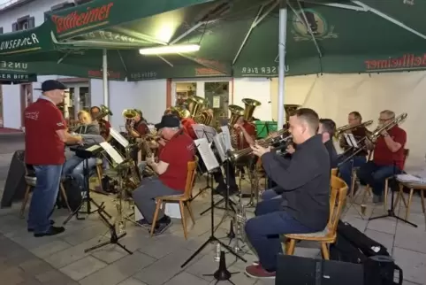 Bei der öffentlichen Probe im Dorfladen schauen die Musiker, wie das Programm bei den Zuhörer ankommt. Die geizen nicht mit Beif