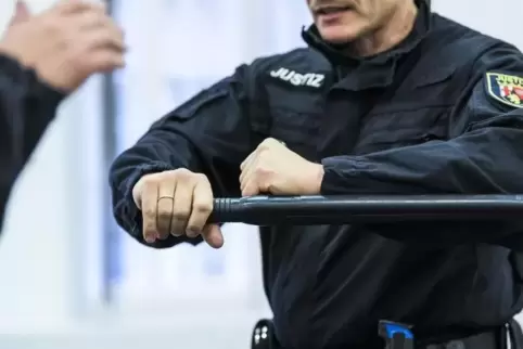  Der Einsatzstock hilft Beschäftigten im Justizvollzug, sich selbst zu schützen.