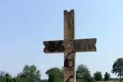 Das Kreuz wurde mit schwarzer Farbe verschmiert.