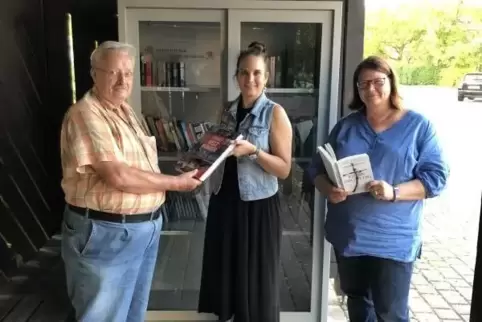 In Käshofen übergab Stiftungsvertreterin Sarah Gutmann (Mitte) den gefüllten Bücherschrank in der Höhenstraße Ende August an Bür