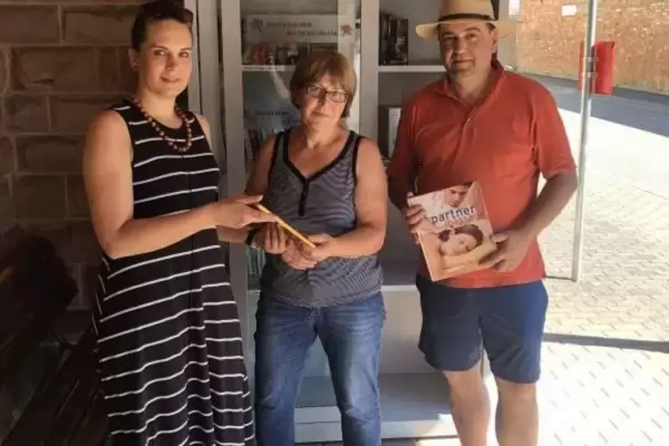 In Gro&szlig;bundenbach &uuml;bergab Stiftungsvertreterin Sarah Gutmann (links) den gef&uuml;llten B&uuml;cherschrank in der Fr&uuml;hlingsstra&szlig;e Ende Jun