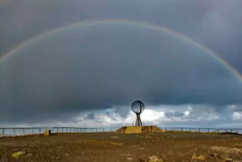 Das Nordkap unterm Regenbogen: Diesen Anblick wird Lukas Bion sicher nicht vergessen.
