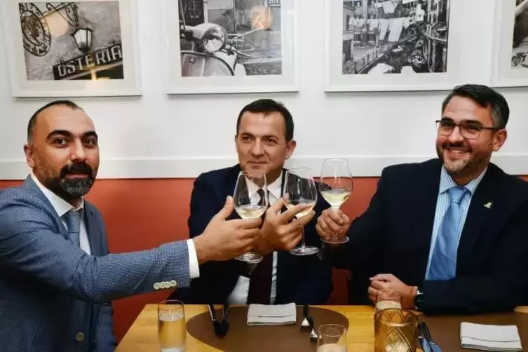 Auf die Freundschaft (von rechts): Neustadts OB Marc Weigel, Abdullah Özyigit, Bürgermeister von Mersin-Yenisehir, und sein Vize