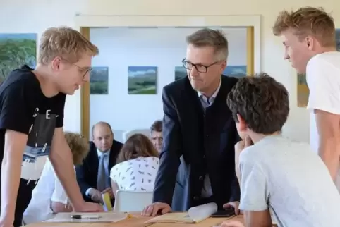 Matthias Frey (FDP) macht sich mit seinen Schützlingen bekannt, im Hintergrund die Runde mit den SPD-Mentoren Gisela Brantl, And