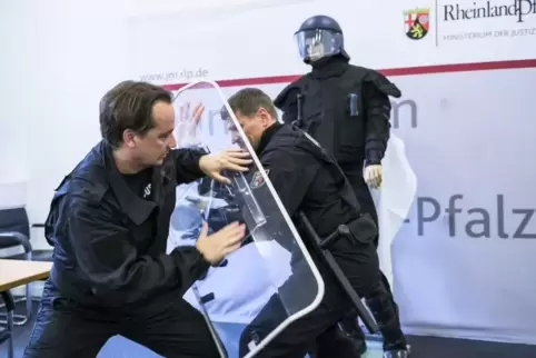 John Klein (links) und Martin Bronder (rechts) führen die neue Schutzausrüstung für Bedienstete im Gefängnis vor.