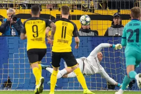 Ein großer Moment: Marc-André ter Stegen pariert diesen Foulelfmeter von Marco Reus.