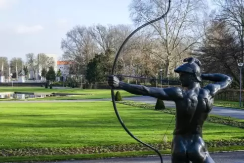 Wahrzeichen des Ebertparks: der Bogenschütze vor dem Turmrestaurant.