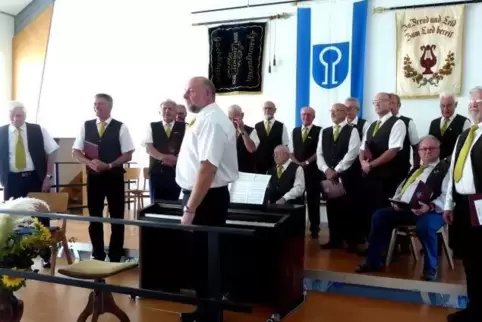 Der gastgebende Chor MGV Göcklingen mit seinem Dirigenten Sergej Iwantschenko.