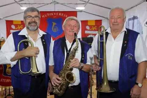 Arno Nau (links) und Reinhard Bertram (rechts) sind 1969 in die Kapelle eingetreten. Peter Lederer stammt aus einer musikalische