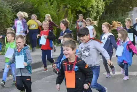 Rund 200 Kinder haben sich am Mittwoch laufend engagiert.