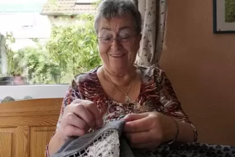 Auch wenn die 75-Jährige im Moment etwas Probleme mit den Augen hat, ist das Nähen ihre große Leidenschaft.