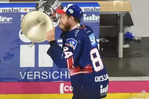 Andrew Desjardins am 26. April mit dem Meisterpokal.