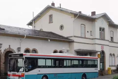Auch die Bushaltestelle am Deidesheimer Bahnhof soll möglichst bald barrierefrei umgebaut werden.