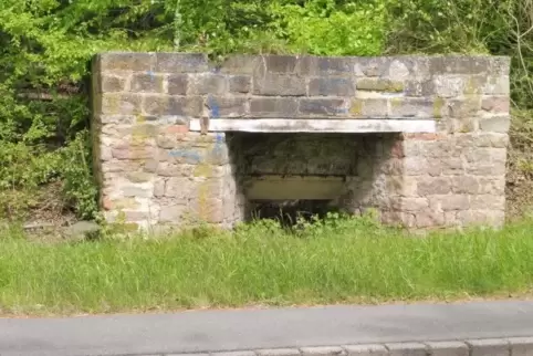 Der restaurierte untere Teil des einstigen Kalkofens zwischen Wolfstein und Reckweilerhof.