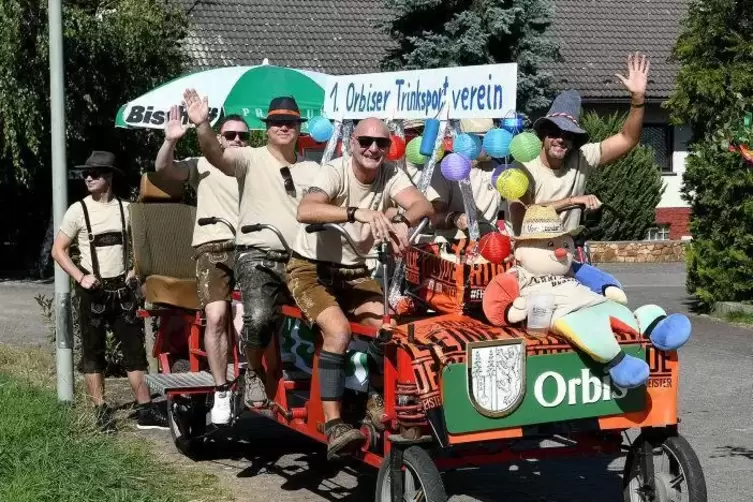 Elf gestandene M&auml;nner haben sich zum Trinksportverein zusammengeschlossen.