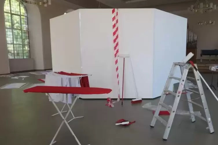Norbert Michno verbindet in seiner Installation Alltagsgegenstände in den polnischen Nationalfarben Weiß und Rot mit seiner Wahl