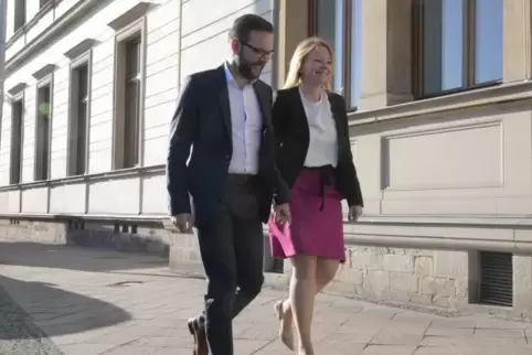 Auf dem Weg zur Vereidigung: Gersheims Bürgermeister Michael Clivot begleitet seine Ehefrau Christine Streichert-Clivot am Mittw