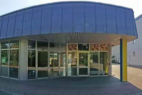 Die frühere Edeka-Filiale im Ortsteil Dannstadt. Das Gebäude soll abgerissen werden und dem Neubau zweier Mehrfamilienhäuser wei