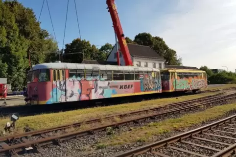 Die Schienenbusse der Baureihe VT95 aus Hürth sind wohlbehalten am Bahnhof Schwarzerden eingetroffen.