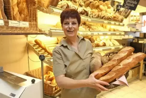 Prämiertes Bäckerhandwerk: Sabine Seither mit ihren „Goldstücken“.
