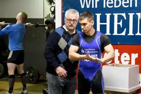 KG-Trainer Ludwig Becker mit dem Rodalber Top-Heber Waldemar Wiederkehr.