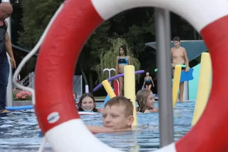 Schwimmkurs für Realschüler im Waldschwimmbad Kandel.