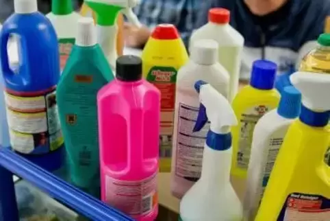 Bestimmte Reinigungsmittel dürfen nicht im Hausmüll entsorgt werden.