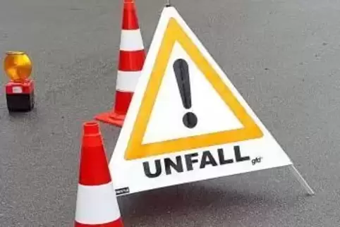 Nach einem Unfall auf der B 48 hofft die Polizei auf Zeugenhinweise zu einem beteiligten Lkw.