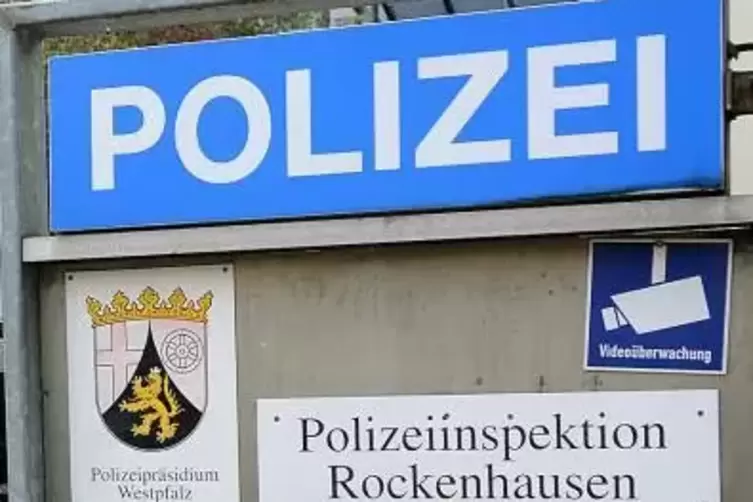 Der beschädigte Wagen war auf dem Parkplatz direkt vor der Polizeidienststelle Rockenhausen abgestellt.