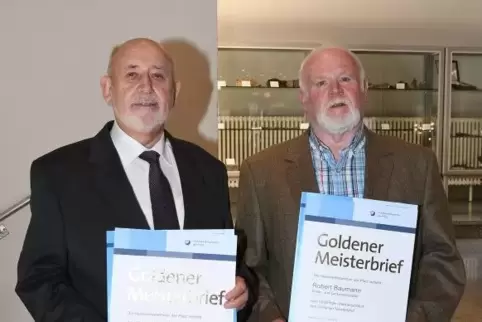 Goldene Meisterbriefe gab es für Adolf Schwab (links) und Robert Baumann.