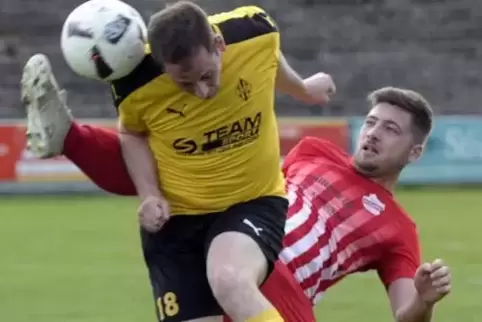Acht Monate musste Alexander Lindenau (gelbes Trikot) vom BSC Oppau pausieren.