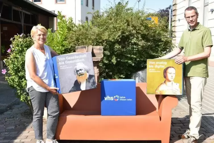 Volkshochschulleiterin Sigrid Gensheimer und Bürgermeister Maximilian Ingenthron feiern den 100. Geburtstag der VHS-Familie auch