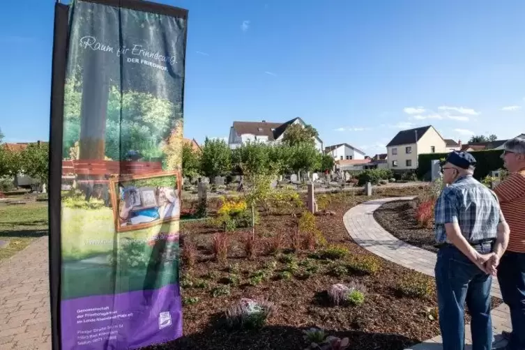 Memoriam-Garten in Waldsee: Geschwungene Wege führen durch die parkähnliche Anlage.