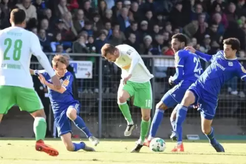 Das Saar-Pfalz-Derby ist immer ein Zuschauermagnet, in der Saison 2017/18 (Szenenfoto) kamen 4000 Fußballfreunde ins Waldstadion