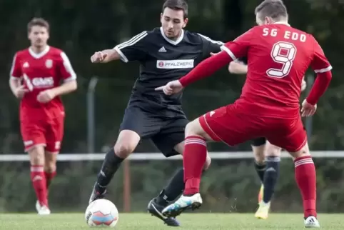 Yannick Pfaff (am Ball, gegen „Edo“ Rico Schroeck) ist seit April verletzt.