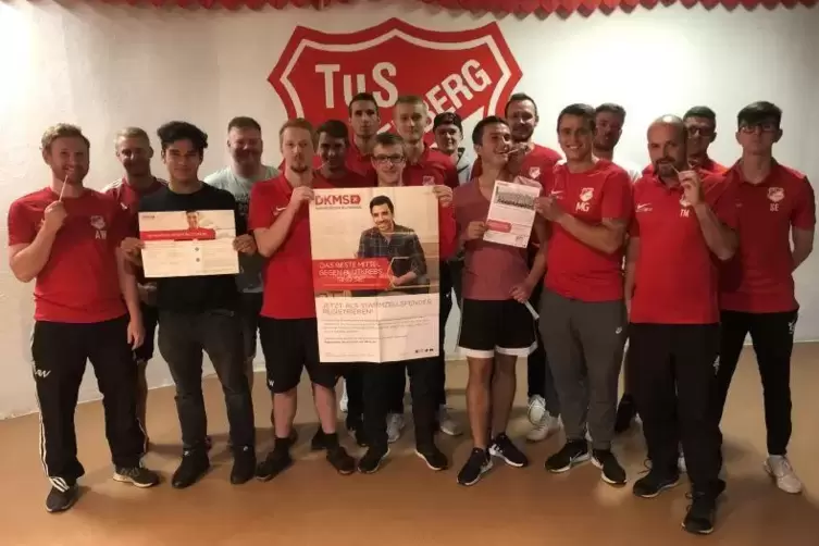 Die Mannschaft des TuS Sch&ouml;nenberg geht bei der Aktion mit gutem Beispiel voran.