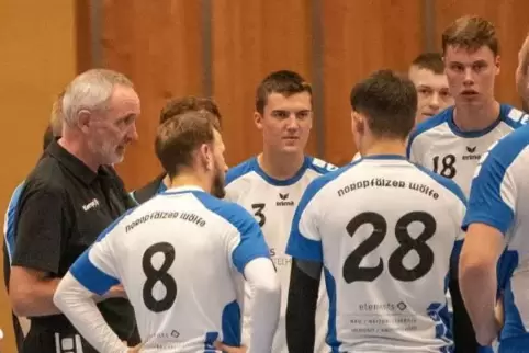 HR-Trainer Johannes Finck (links) wird seinem Team am Samstag fehlen. Er verlängert in der Sportschule Köln seine A-Lizenz.
