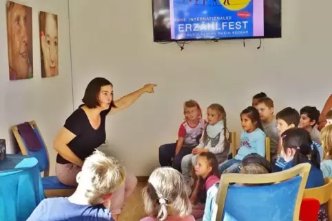 Gebannt lauschen die Kinder der Erzählerin Selma Scheele.