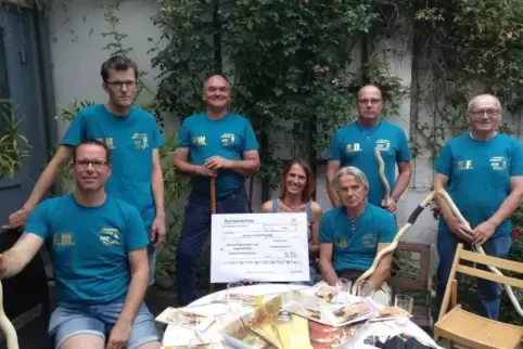 Spendenübergabe, hinten von links: Matthias Heinrich, Volker Willrich, Rüdiger Denzer, Rüdiger Freitag. Vorne: Jérôme Moriaud, F