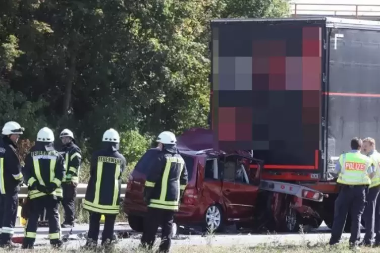 Der erste Unfall ereignete sich, nachdem ein Lkw ohne Fremdeinwirkung von der Straße abgekommen und umgekippt ist. 