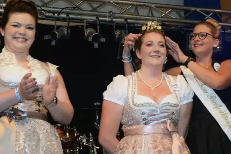 Die ehemalige Bierkönigin Jasmin Paulus (rechts) krönt ihre Nachfolgerin Lena Roth, links die neue Prinzessin Annika Mischon.