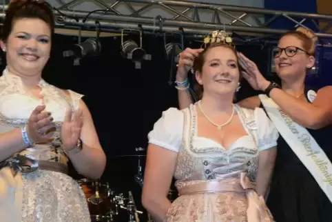 Die ehemalige Bierkönigin Jasmin Paulus (rechts) krönt ihre Nachfolgerin Lena Roth, links die neue Prinzessin Annika Mischon.