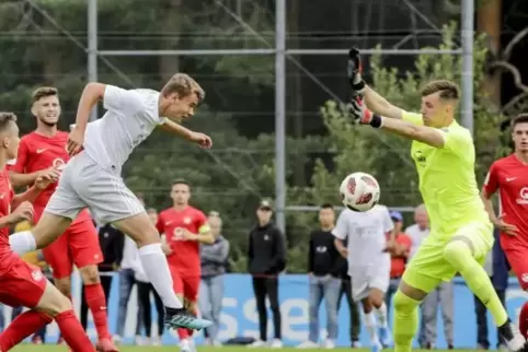 Er fehlt gegen Kickers Offenbach wegen einer Sperre: Lorenz Otto, der Torhüter der FCK-A-Junioren (rechts).